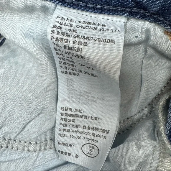 NWT Hollister Women's Straight Leg High Rise Mom Jeans with Floral Patch Design - Picture 10 of 13